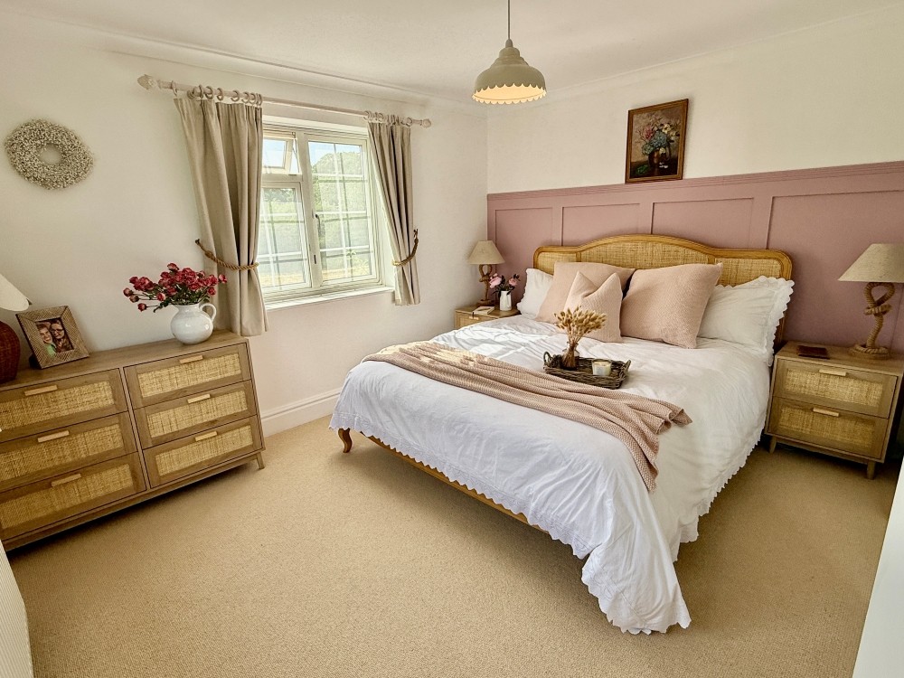 Country Living Europa - Sand Cobble Beige Bedroom
