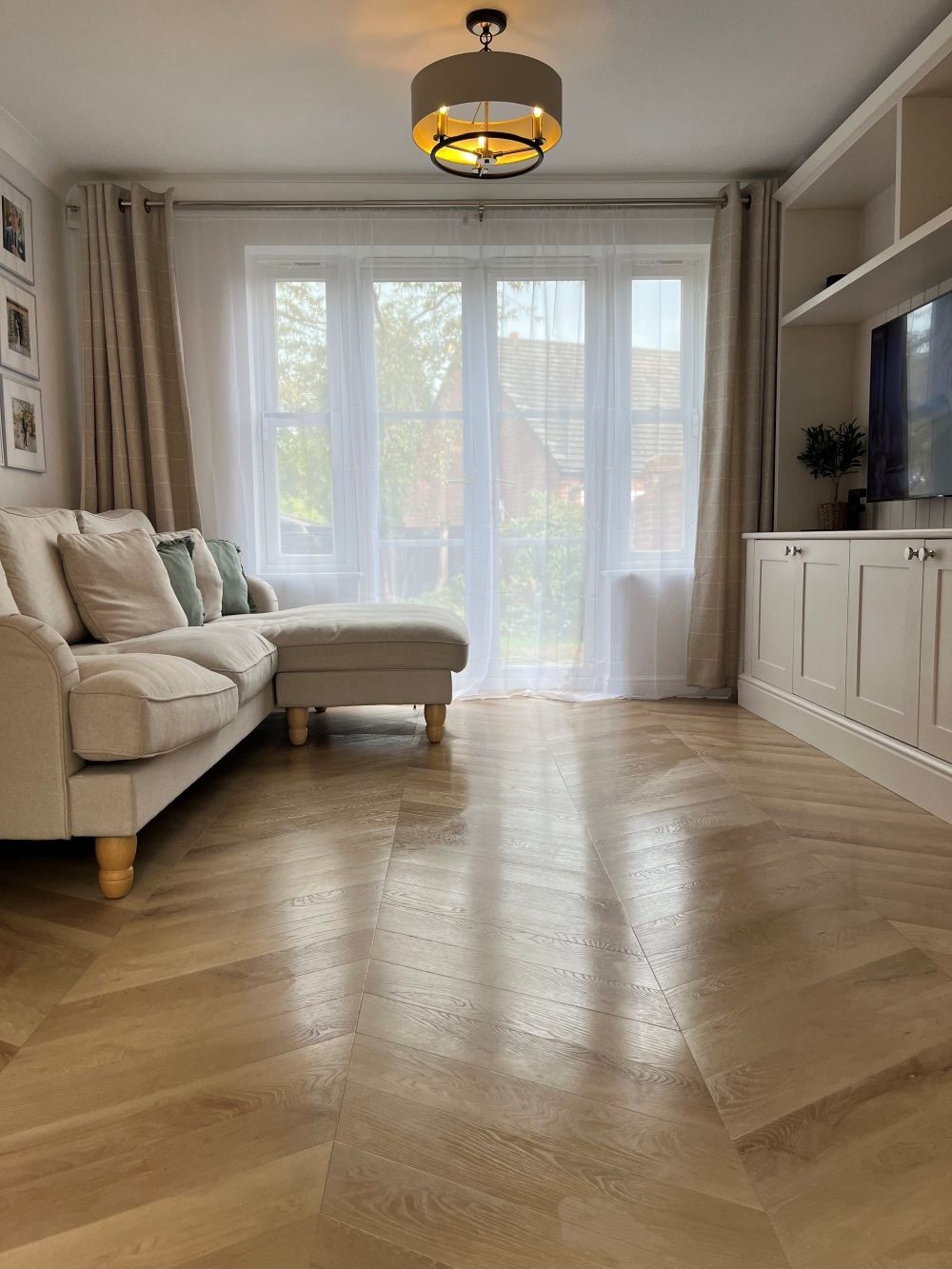 Finesse - Chevron Sapin Dryback Beige Living Room